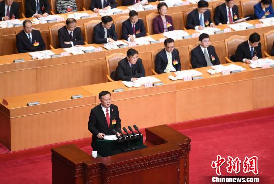 李占国作浙江省高级人民法院工作报告。　王刚 摄