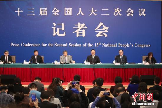 3月10日，十三届全国人大二次会议新闻中心举行记者会，邀请中国人民银行行长易纲（左三），副行长陈雨露（右三），副行长、国家外汇管理局局长潘功胜（左二），副行长范一飞（右二）就“金融改革与发展”相关问题回答中外记者提问。<a target=