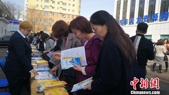 活动现场市民咨询有关医保问题。　王小军 摄